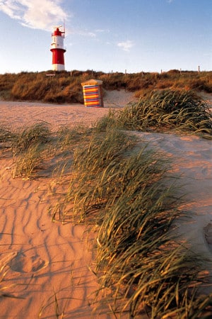 Am Borkumer Südstrand steht mit dem Leuchtturm das Wahrzeichen der Insel. Foto: djd/TourismusMarketing Niedersachsen 