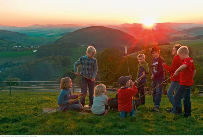 Beim gemeinsamen Stockbrotbacken am Lagerfeuer kann man den Tag in gemütlicher Atmosphäre ausklingen lassen. (Foto: epr/Schmallenberger Sauerland)