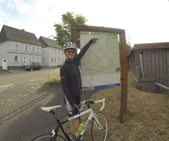 Ramona Plett, Praktikantin beim Sauerland-Tourismus und passionierte Radfahrerin, war schon auf dem Teilstück der Nordschleife unterwegs, das nach umfangreichen Sicherungsarbeiten wieder freigegeben ist. Foto: Sauerland-Tourismus e. V.