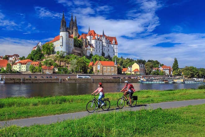 Albrechtsburg und Dom zu Meissen: Der 1220 Kilometer lange Elberadweg ist Deutschlands beliebtester Radweg, er wurde 2013 bereits zum 9. Mal in Folge von Mitgliedern des ADFC zum beliebtesten Fernradweg Deutschlands gewaehlt. Auf 82 km schlaengelt er sich durch das Saechsiche Elbland. Das 1000-jaehrige Meissen an der Saechsischen Weinstrasse wird von der Albrechtsburg, dem ersten Schloss der deutschen Baugeschichte, ueberragt. Die Gruendung der Burg Meissen geht auf das Jahr 929 zurueck.  Der Dom ist zusammen mit der Albrechtsburg ein Teil des sich ueber die Meißner Altstadt erhebenden Burgberg-Ensembles. Foto: © Rainer Weisflog /Tourismusverband Sächsisches Elbland e.V.