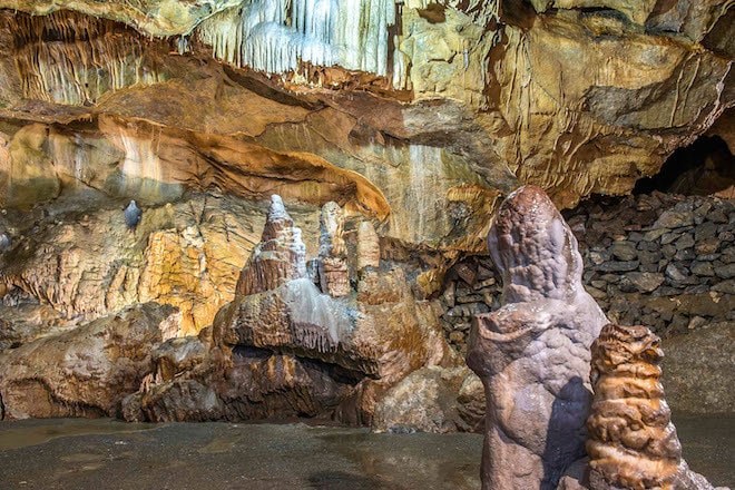 Die imposante Baumannshöhle im Harz ist einer der ältesten Schauhöhlen Deutschlands. Foto: djd/Tourismusbetrieb der Stadt Oberharz am Brocken/Jürgen Meusel