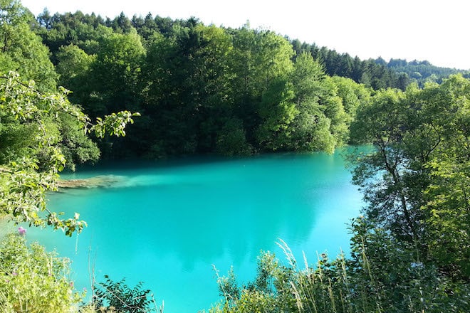 Der Blaue See bei Rübeland ist ein beliebtes Ziel für Wanderer. Foto: djd/Tourismusbetrieb der Stadt Oberharz am Brocken - Rübeländer Tropfsteinhöhlen