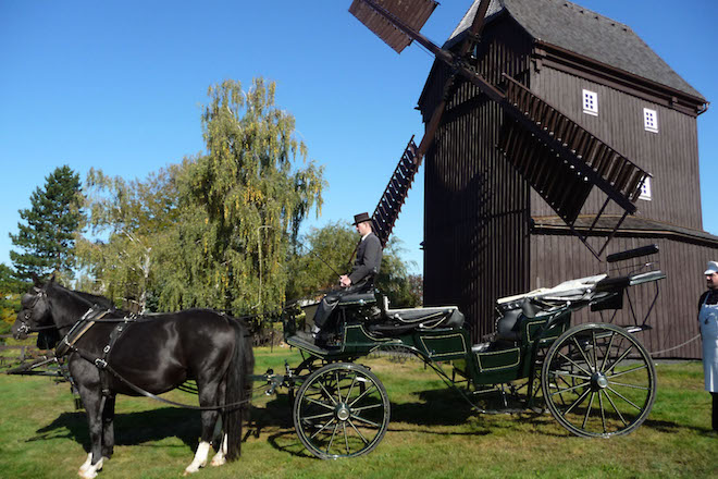 Als "Erste Sächsische Hochzeitsmühle" hat die holzverkleidete Bockwindmühle in Oderwitz eine neue Aufgabe erhalten. Noch bis in die 1970er Jahre mahlte sie Getreide. Foto: djd/www.Zittauer-Gebirge.com