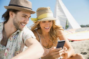 Neuigkeiten über Social Media verbreiten, die Lieblingsmusik per Streaming am Strand hören oder Videoclips schauen - das Smartphone ist auch im Urlaub stets griffbereit. Foto: djd/Telefónica/Corbis