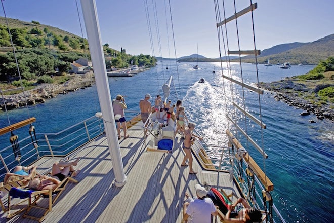 Wer sich ein eigenes Schiff chartert, verlebt unvergessliche Urlaubstage auf seiner individuellen Wunschtour. Die kroatische Inselwelt ist ein Eldorado für Segel-Törns. (Foto: epr/I.D. Riva Tours)