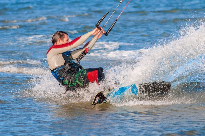 Action pur: Nach ein paar Übungsstunden in einer der sechs Wassersportschulen entlang der Ostseeküste kann es zum Kiten in die Wellen gehen. (Foto: epr/Probstei Tourismus Marketing GbR)