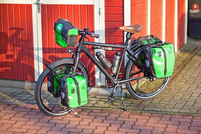 Frontroller und Backroller oder eine zusätzliche Lenkertasche für Kamera, Handy und Verpflegung: Je nach Umfang des Gepäcks können Radurlauber passende Transportlösungen auswählen, die das Mehrgewicht gleichmäßig aufs Bike verteilen. Foto: djd/Rose Bikes