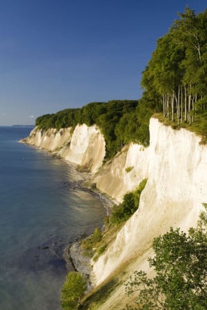 Zur berühmten Steilküste Rügens führen abwechslungsreiche Wanderwege. Foto: djd/Loev Hotel Rügen GmbH & Co. KG/El Gaucho/fotolia.com