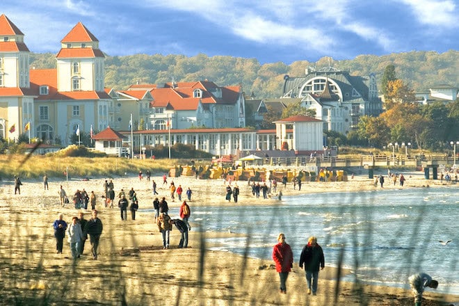 Herbst liegt in der Luft - am Strand von Binz auf der Insel Rügen. Für Wanderfans beginnt jetzt die schönste Jahreszeit. Foto: djd/KurverwaltungBinz/Clemens_Klüver