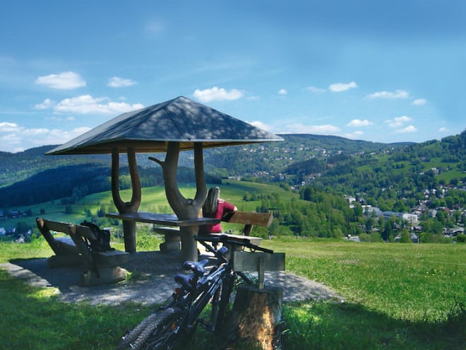 Nach einer ausgedehnten Radtour wird man in Klingenthal mit einer fabelhaften Aussicht ins Tal belohnt. (Foto: epr/Klingenthal)