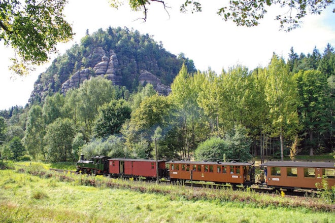 Seit über 120 Jahren ist die dampfbetriebene Bahn zwischen Zittau und den Kurorten Oybin und Jonsdorf in Betrieb. Eine besondere Attraktion ist der Zittauer Sachsenzug. Foto: djd/www.Zittauer-Gebirge.com