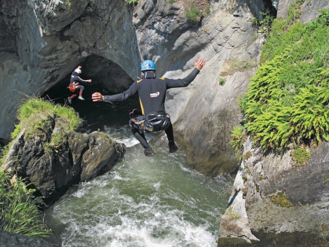 Nervenkitzel pur: Canyonisten erleben die unzähligen Berg- und Flusslandschaften schwimmend, kletternd, abseilend, rutschend oder wie hier springend. (Foto: epr/Imst Tourismus)