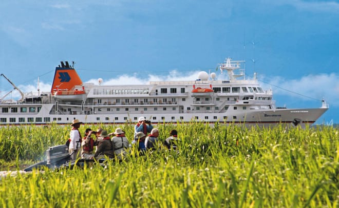 Auf Grund der Schiffsgröße und des geringen Tiefgangs können die beiden Expeditionsschiffe von Hapag-Lloyd Kreuzfahrten den Fluss besonders weit stromaufwärts bis Iquitos/Peru fahren. Foto: Hapag Lloyd