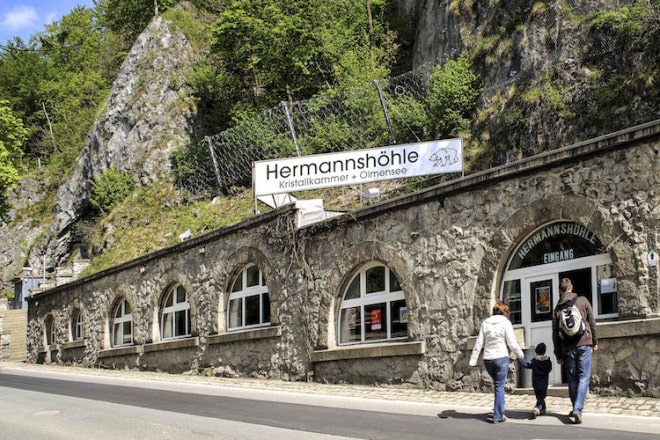 Mitten im Ort führt ein Portal zur Hermannshöhle in den Berg hinein. Foto: djd/Tourismusbetrieb der Stadt Oberharz am Brocken - Rübeländer Tropfsteinhöhlen                                                                                                                                  Urheberrechte/Copyright: J√ºrgen Meusel, Phon: 039483/ 95951, Funk: 01702445977, e-mail: meusel-foto@t-online.de, BLZ: 81 052 000, Konto-Nr.: 401 128 156, Harzsparkasse, Ver√∂ffentlichung nur mit Urhebervermerk "Foto: J. Meusel" Belegexemplar erbeten