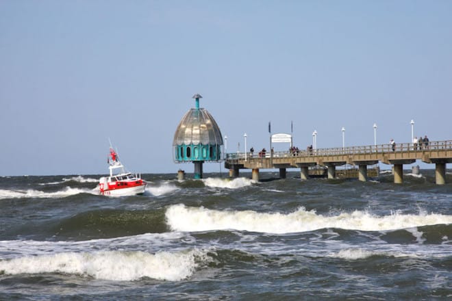 Zum Herbst hin kann es an der Seebrücke Zinnowitz auf Usedom schon mal ein bisschen stürmisch werden. Foto: djd/Eigenbetrieb Kurverwaltung Zinnowitz/M.Otto