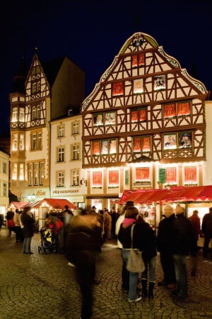 Ob Riesling-Glühwein, Waffeln oder Flammkuchen: Fürs leibliche Wohl ist auf dem Weihnachtsmarkt von Bernkastel-Kues bestens gesorgt. Foto: djd/Wein- und Ferienregion Bernkastel-Kues