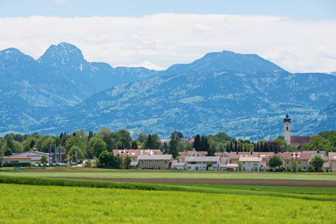 Malerische Kulisse im Alpenvorland: Das wunderschön gelegene Bad Aibling ist Bayerns ältestes Moorheilbad und jüngstes Thermalheilbad – und bietet damit perfekte Bedingungen für die Erholung von Körper und Seele. (Foto: epr/AIB-KUR Bad Aibling)