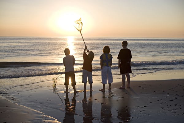 Als wärmster Monat Mittel- und Nordeuropas warten im August auch Nord- und Ostsee mit angenehm milden Badetemperaturen auf. Dänemarks Küsten sind daher ideal für den Urlaub mit der Familie. (Foto: epr/www.cofman.de/daenemark)