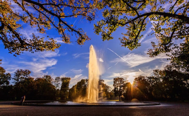 Die Große Fontäne im Barockgarten in Hannover-Herrenhausen erstrahlt im goldenen Herbstlicht. Foto: djd/Hannover Marketing und Tourismus