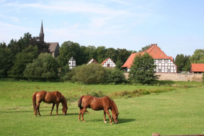 Station am Pilgerweg: Zwischen Weserbergland und Steinhuder Meer liegt das Kloster Loccum im grünen Herzen Niedersachsens. Foto: djd/TourismusMarketing Niedersachsen