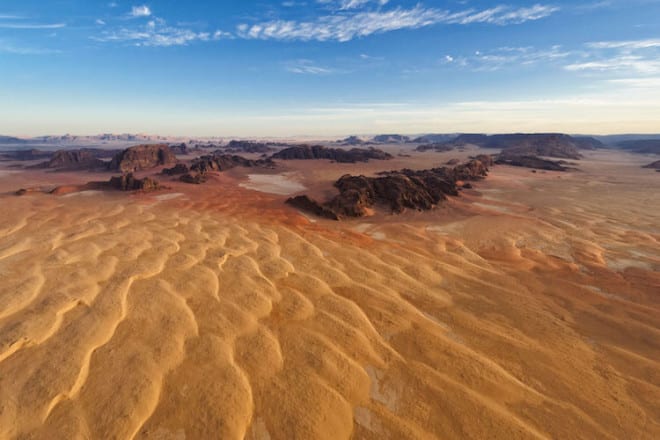 Intensive Naturerlebnisse verspricht die 15-tägige Trekking- und Kameltrekreise von Amman bis ins Wadi Rum. Foto: djd/Bedu
