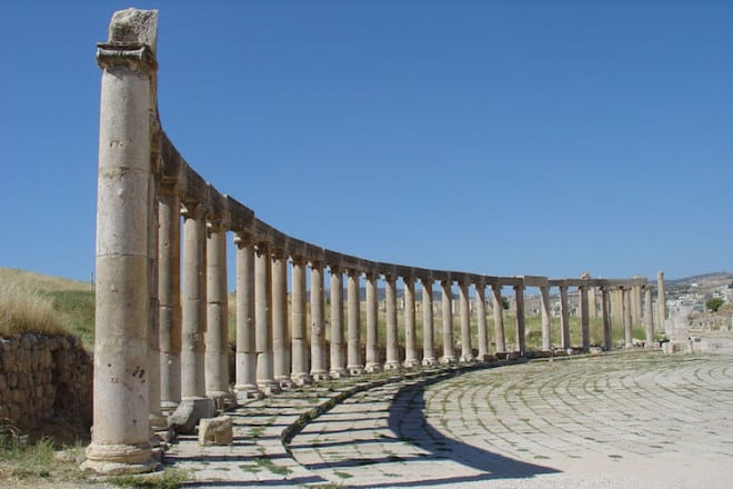 Die Säulen der Ruinenstadt Jerash zeugen von ihrer römischen Vergangenheit. Foto: djd/Bedu