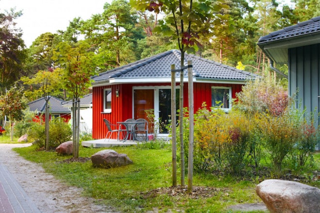 In den gemütlichen Ferienhäuschen finden bis zu vier Personen Platz. Ganz in der Nähe befinden sich moderne Sanitärgebäude mit Familienbädern, Waschmaschinen und Trocknern. (Foto: epr/Regenbogen AG)