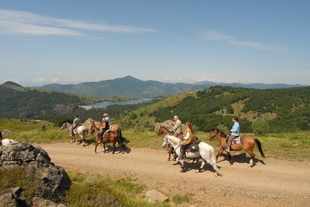 Reiten mit dem Lago di Giacopiane im Hintergrund Foto: Photo Archive Regional Agency In Liguria