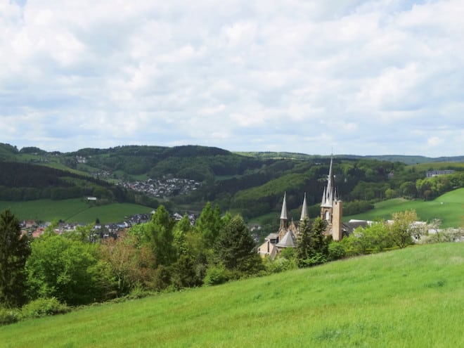 Historisch: Auf dem Weg durch Wiesenlandschaften ragen irgendwann die Türme des Klosters Marienhaus heraus. (Foto: epr/Touristik-Verband Wiedtal e.V.)