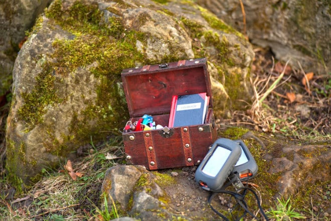 Beim Geocaching gilt es, im Gelände eine kleine Schatzkiste zu finden. Foto: djd/Hannover Marketing und Tourismus