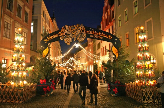 Der schlesische Christkindelmarkt lockt mit kulinarischen Spezialitäten aus der Region. Foto: djd/Europastadt GörlitzZgorzelec