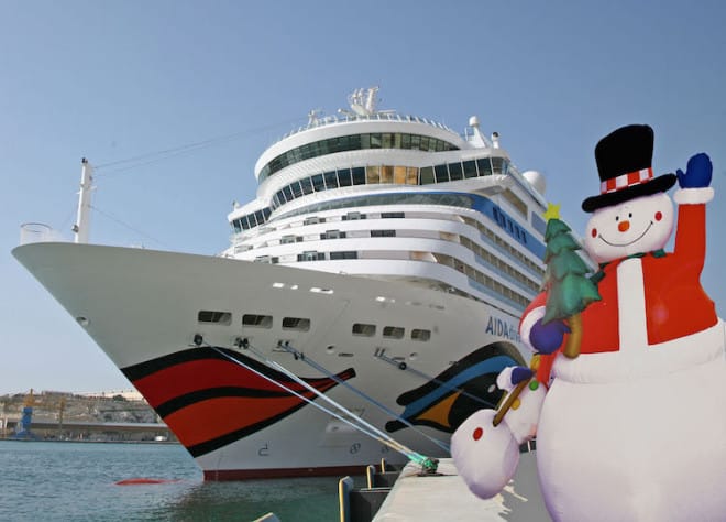 Eine entspannte Alternative zum Festtagsrummel: Weihnachten und Silvester an Bord eines Kreuzfahrtschiffs feiern. Foto: djd/AIDA Cruises