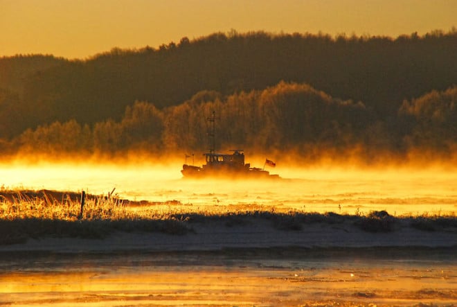 Leben am und auf dem Fluss: Die Landschaft entlang der Elbe hält viele Entdeckungen und Geheimtipps bereit - auch in Herbst und Winter lohnt sich ein Besuch. Foto: djd/Flusslandschaft Elbe/Uwe Schlüter