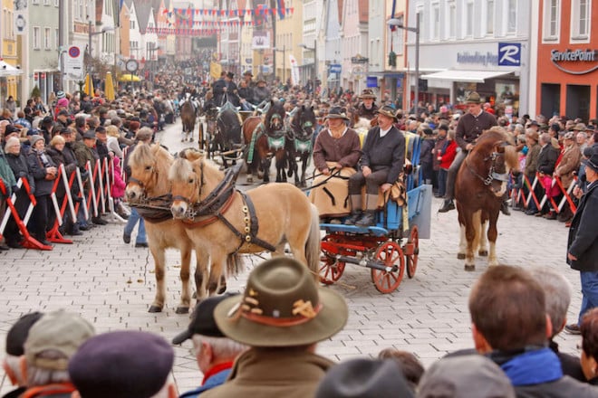 Hunderte von festlich geschmückten Pferden und Gespannen mit ihren Reitern winden sich durch die Straßen der Ellwanger Innenstadt. Foto: djd/Stadt Ellwangen