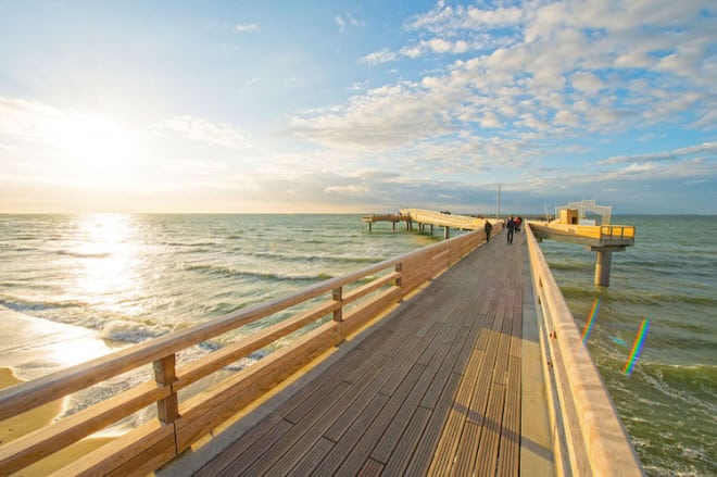 Die neue Erlebnis-Seebrücke in Heiligenhafen verspricht einen weiten Blick über die Ostsee. Foto: djd/HVB/Tourismus-Service Heiligenhafen