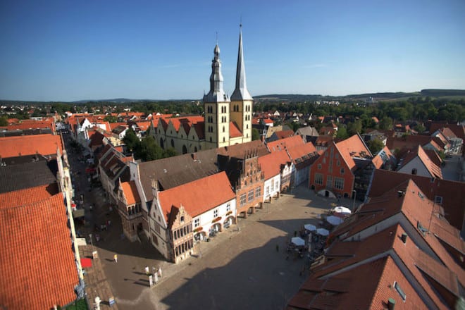 Eine geschichtsträchtige Hansestadt: Lemgo, hier mit einem Blick auf den Doppelturm von St. Nicolai, ist einen Besuch wert. Foto: djd/Teutoburger Wald/Dirk Topel