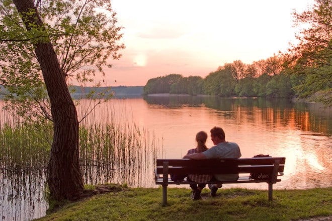 Idylle mit Seeblick - in der Uckermark ist der Weg vom Ferienhaus zum Wasser nah. Foto: djd/Kappest/Uckermark