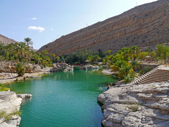 Im berühmten Wadi Bani Khalid, einer Oase im ausgetrockneten Flussbett, warten tropische Pflanzen und türkisgrünes Wasser. Foto: djd/Abendsonne Afrika