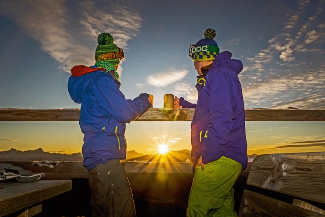 Geht die Sonne am Abend unter, lässt sich dieses romantische Schauspiel am besten mit einem Heißgetränk in der Hand von einer urigen Skihütte aus genießen. (Foto: epr/Region Villach Tourismus/Johann Kopf)