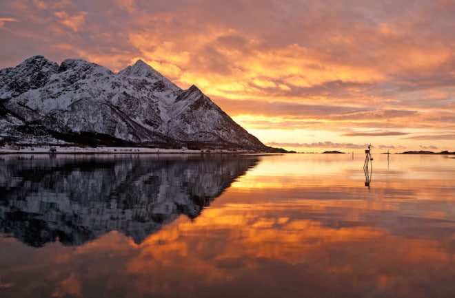 Ein Spiel von Licht und Farben: Der Zauber des Nordens zieht wohl jeden Besucher in den Bann. Foto: djd/FJORDTRA Reisebüro/Johnny Mazilli