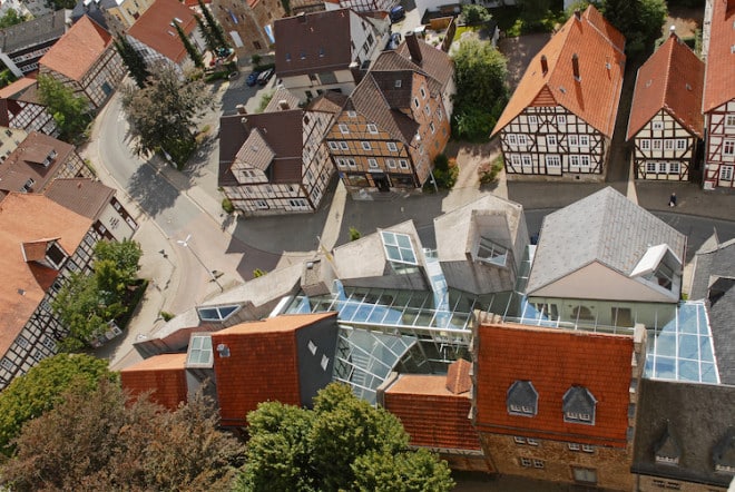 Das gläserne Dach des Korbacher Museums verbindet Tradition und Moderne auf ganz spezielle Weise. (Foto: epr/Touristik Service Waldeck-Ederbergland GmbH)