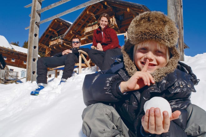 Schneeabenteuerland: Die Großen genießen die Sonne und die sagenhafte Aussicht und die Kleinen? Na, die genießen den Spaß im Schnee! (Foto: epr/Osttirol Werbung/Profer & Partner)