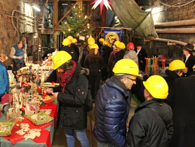 Mal etwas ganz anderes: Im Goslarer Besucherbergwerk Rammelsberg liegt der Weihnachtsmarkt in einem alten Stollen unter Tage. Foto: djd/TourismusMarketing Niedersachsen