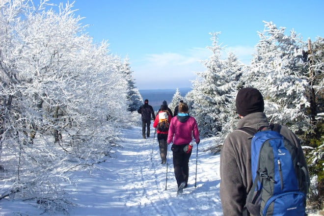 Winterwanderer erwartet rund um Osterode ein kilometerlanges Wegenetz, das mit Walkingstöcken und gutem Schuhwerk gut zu belaufen ist. Foto: djd/Touristinformation Osterode am Harz