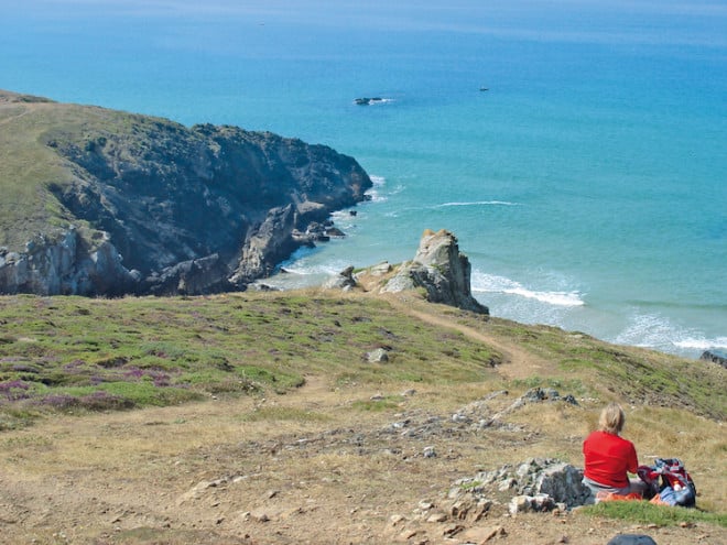 Hinsetzen und genießen: Auf den Wanderungen bleibt immer genügend Zeit, um die Natur mit allen Sinnen auf sich wirken zu lassen. (Foto: epr/inselzeitreisen)