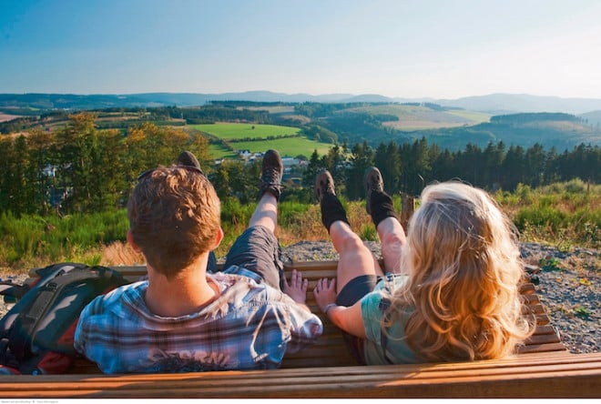 Eine Aussicht wie aus dem Bilderbuch: Auf den zahlreichen Wanderstrecken lohnt es sich hin und wieder, eine kleine Pause einzulegen und den Blick über die „tausend Berge“ schweifen zu lassen. (Foto: epr/Schmallenberger Sauerland)