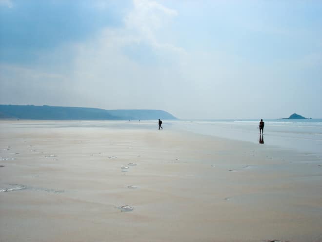 Warum in die Ferne schweifen? Bei einer Strandwanderung in der Bretagne lässt sich der Alltag wunderbar vergessen. (Foto: epr/inselzeitreisen)