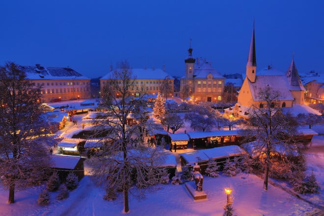 Hier steigt die Vorfreude auf den heiligen Abend: Der Christkindlmarkt in Altötting lockt in der Adventszeit mit einem zauberhaften Ambiente. Begleitet von besinnlichen Klängen der Bläser-Ensembles und Chöre auf der Marktbühne stimmt man sich hier auf die schönste Zeit des Jahres ein. (Foto: epr/H. Heine/Verkehrsbüro Altötting)