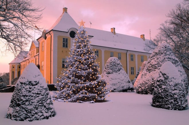 Foto: Die vorweihnachtliche Atmosphäre im Advent lässt sich auch in Dänemark am besten auf einem der zahlreichen Weihnachtsmärkte genießen.Auf Schloss Gavnø in der Nähe der Stadt Næstved findet jedes Jahr an den ersten beiden Wochenenden im November der größte Weihnachtsmarkt des Landes statt. Foto: Creative Commons 