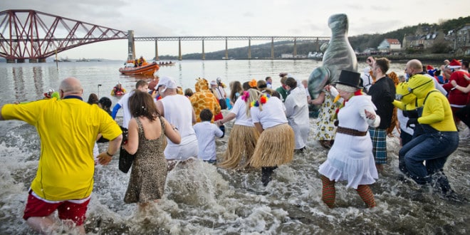 Foto: The Loony Dook am Neujahrstag in South Queensferry/VisitScotland